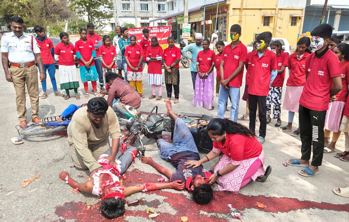 சாலைப்பாதுகாப்பு குறித்து விழிப்புணர்வு