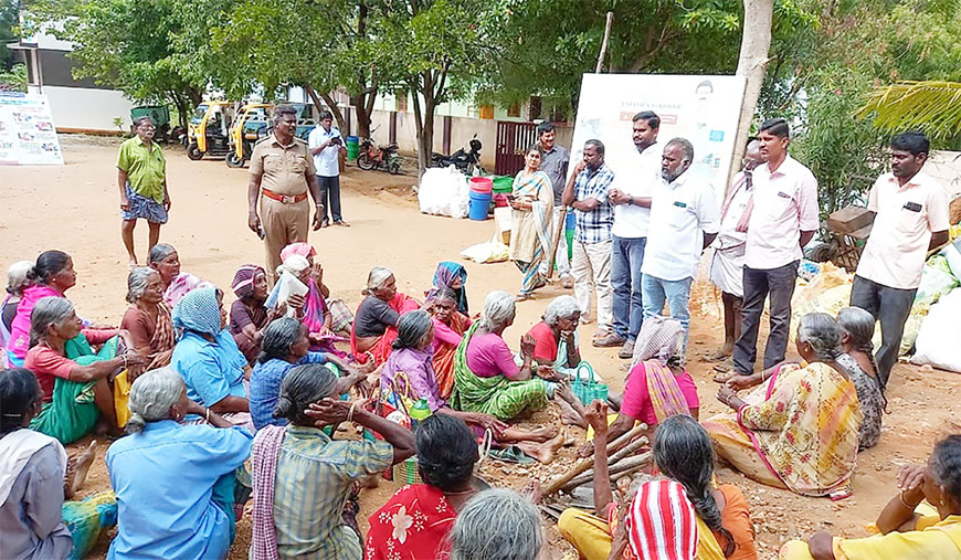2 வாரங்களாக பணி வழங்காததை கண்டித்து, 100 நாள் வேலை திட்டத் தொழிலாளர்கள் முற்றுகை
