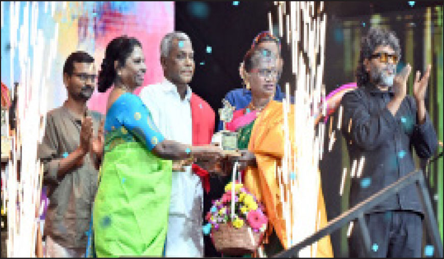 மக்களிசை விழாவில் கரகாட்டக் கலைஞருக்குப் பாராட்டு