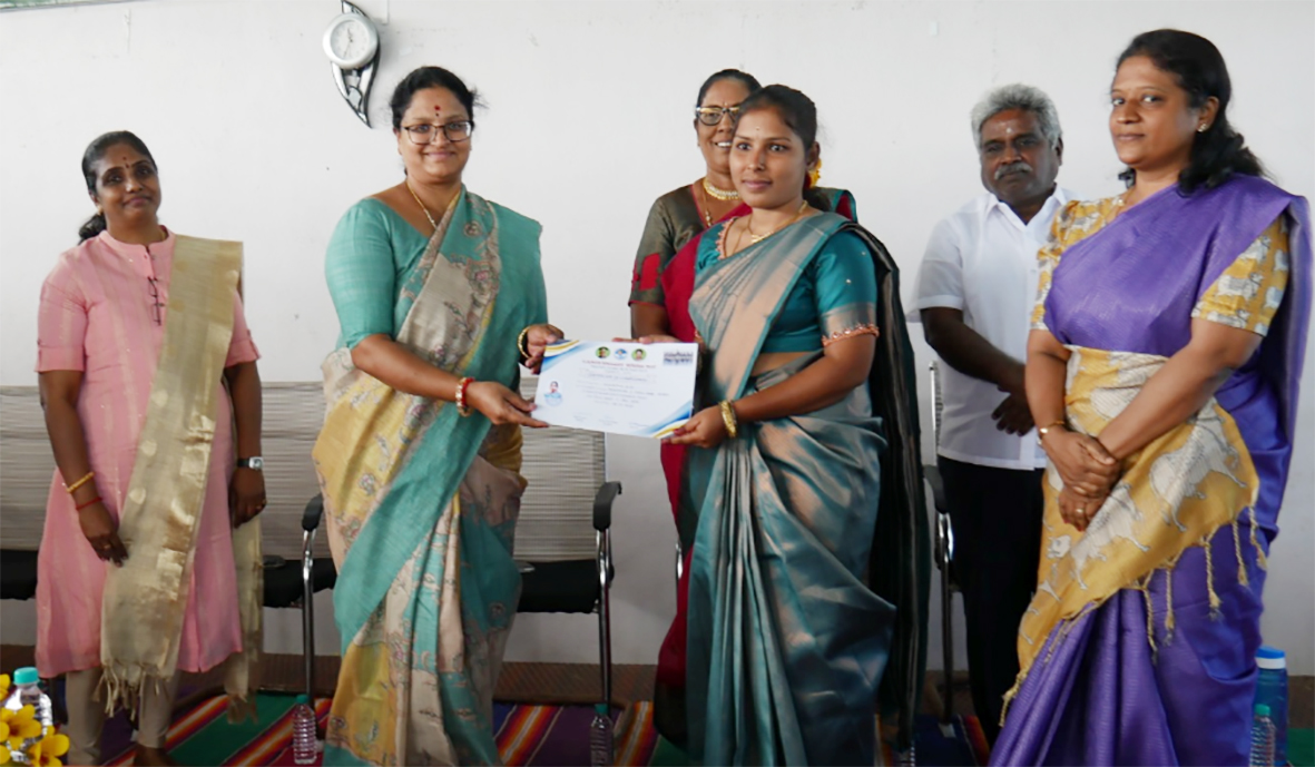 பயிற்சிப்பெற்ற மாணவிகளுக்கு சான்றிதழ் வழங்கும் விழா