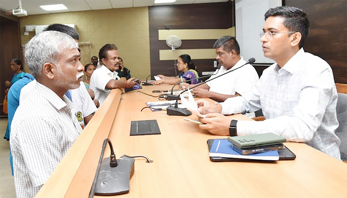 திருப்பூரில் 33 ஆண்டுகளுக்கு முன் பெற்ற பட்டா விபரம் தாமதிக்காமல் கணினியில் பதிவு செய்ய வலியுறுத்தல்