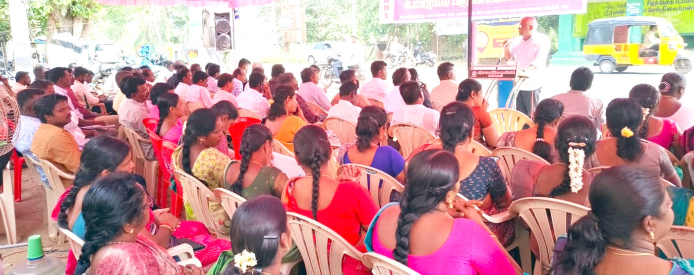 வேலை உறுதி திட்ட நிதிக்குறைப்பைக் கண்டித்து ஊரக வளர்ச்சித் துறை அலுவலர்கள் உண்ணாவிரதம்