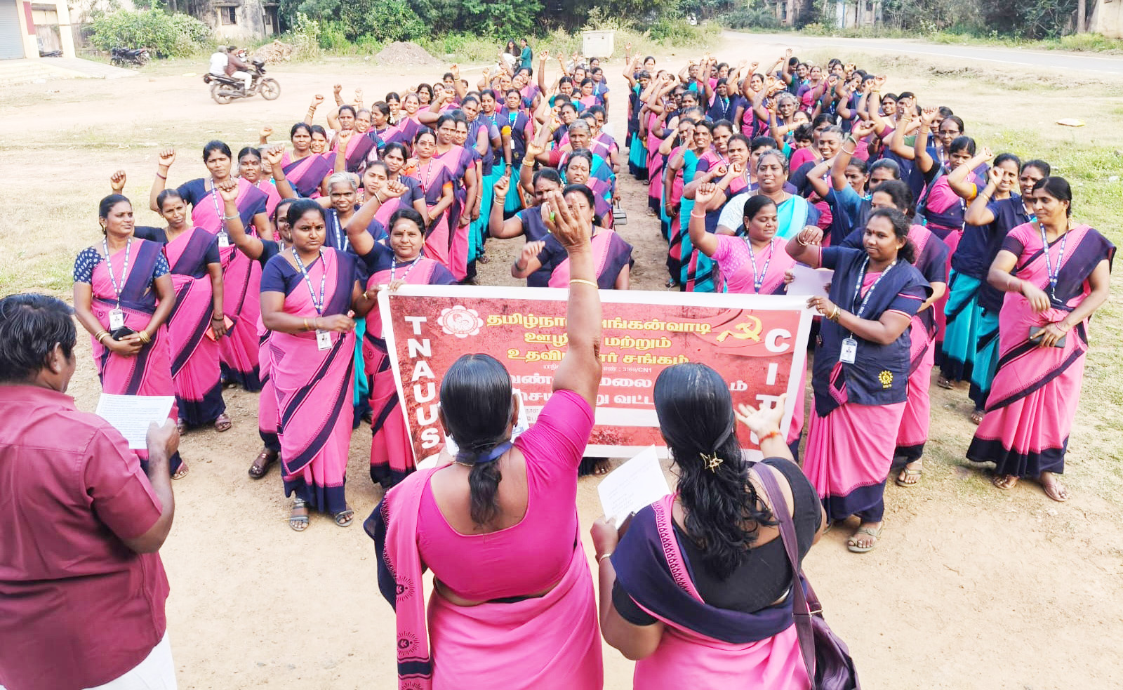 அங்கன்வாடி ஊழியர்கள் உதவியாளர்கள் ஆர்ப்பாட்டம்