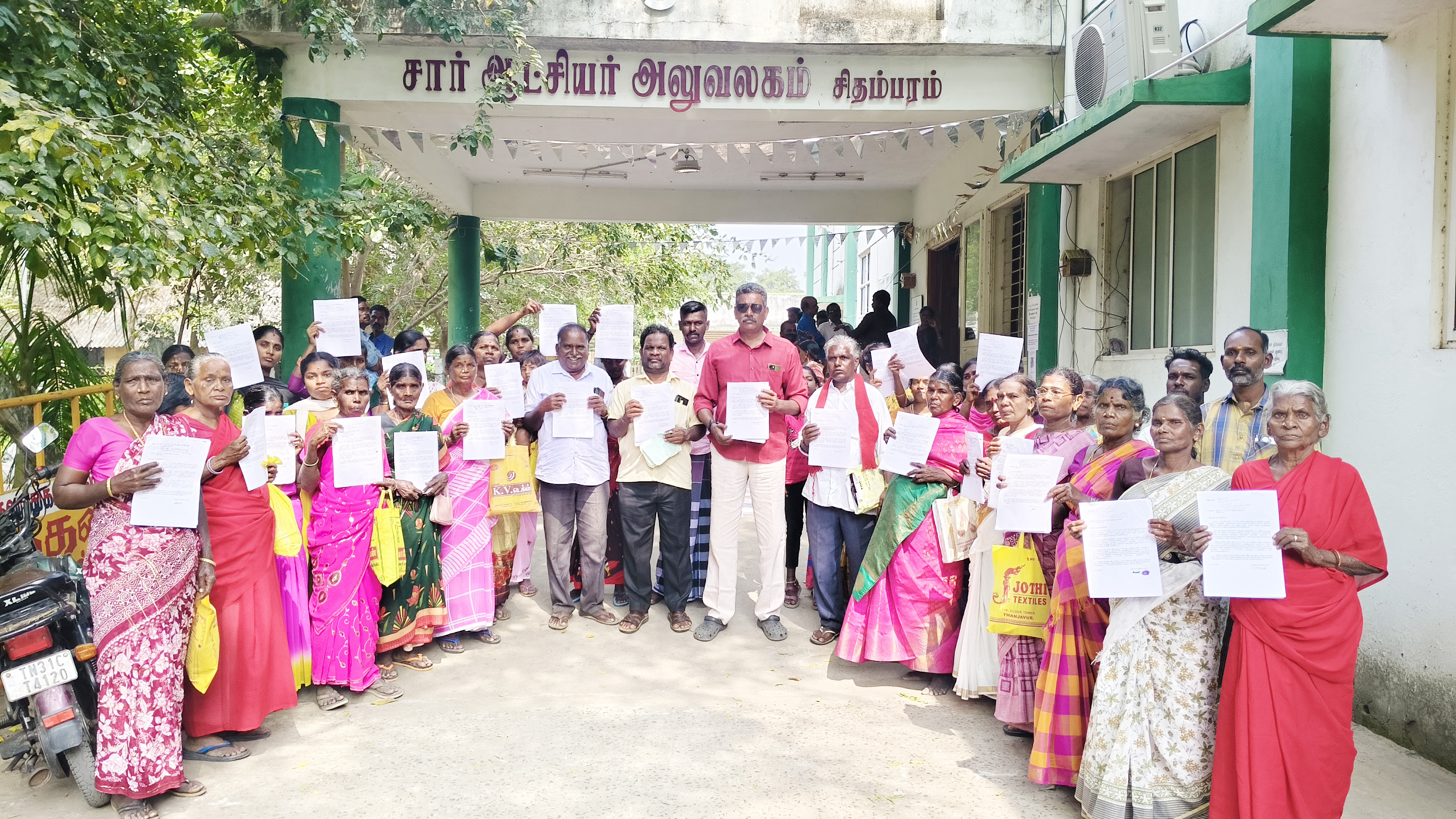 30 ஆண்டுகளுக்கு மேலாக குடியிருக்கும் தலித் மக்களுக்கு மனை பட்டா கேட்டு மனு