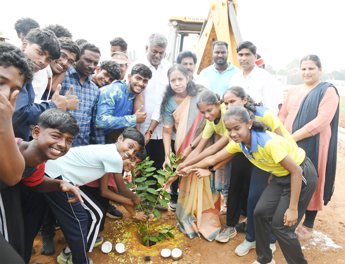 புதிய செயற்கையிழை ஓடுதளப்பாதை பணி துணை முதல்வர் அடிக்கல் நாட்டி வைத்தார்