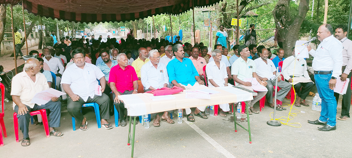 மூக்கனூரிலிருந்து 200 மீட்டர் தள்ளி ரயில் நிலையம் அமைக்கக் கோரி மக்கள் ஆர்ப்பாட்டம்