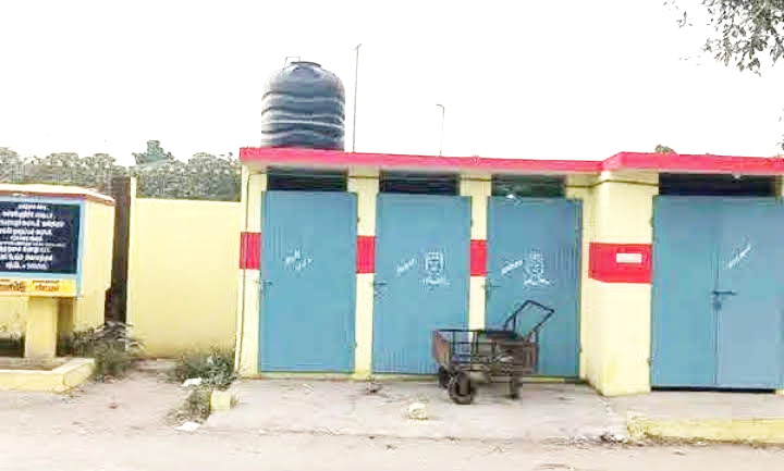 திறக்கப்படாமல் வீணாகும் மூங்கில்துறைப்பட்டு கழிவறை