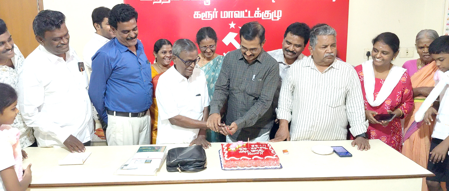 ‘தோழர் ஜி.ரத்தினவேலுவுக்கு அகவை 92’ கரூரில் பிறந்த நாள் கொண்டாட்டம்