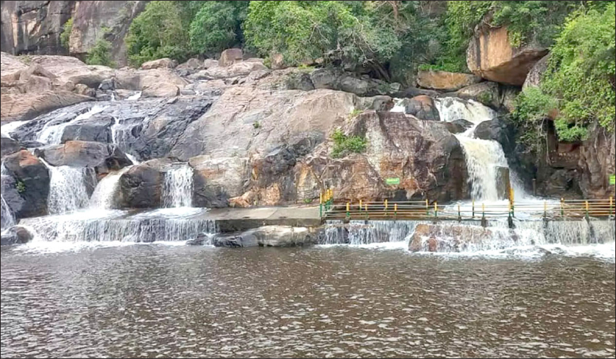 மணிமுத்தாறு அருவியில் குளிக்க தடை சுற்றுலா பயணிகள் ஏமாற்றம்