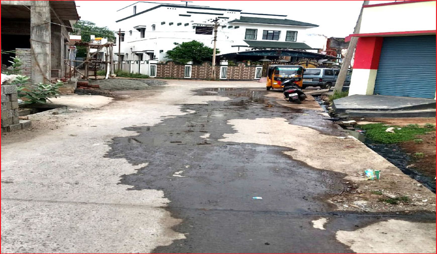 இடையக்கோட்டையில் தெருவில் பெருக்கெடுத்து ஓடும் கழிவுநீர் பொதுமக்கள்-பள்ளி மாணவர்கள் அவதி