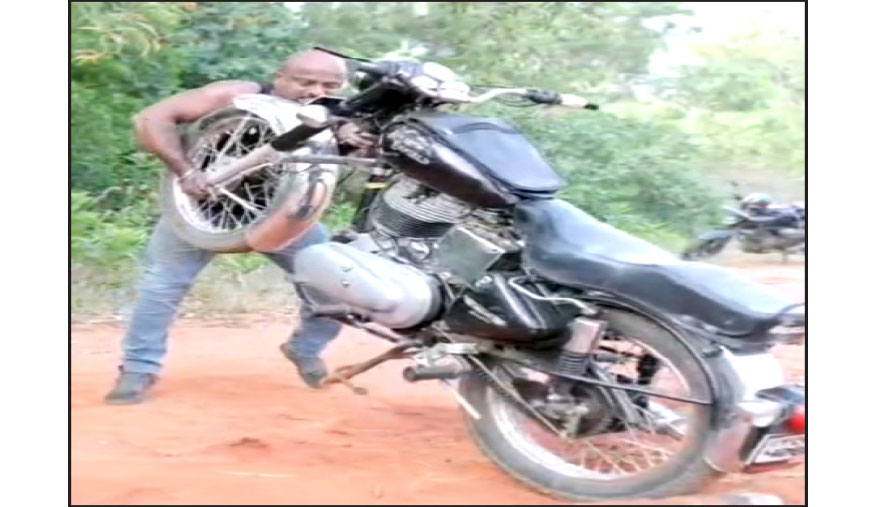 புல்லட் பைக்கை தூக்கி போதைக்கு எதிராக விழிப்புணர்வு