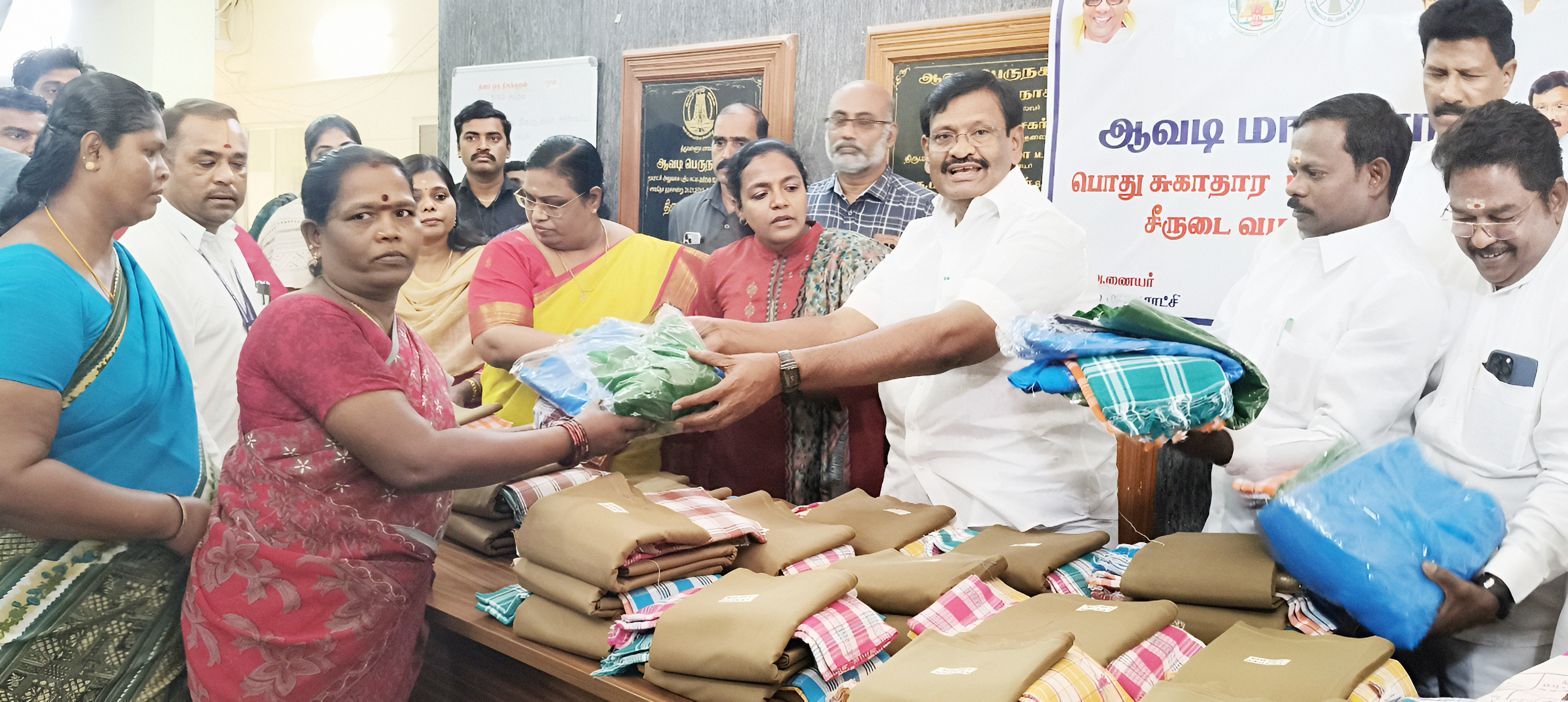 ஆவடி மாநகராட்சியில் பணியாற்றும் தூய்மைப் பணியாளர்கள்