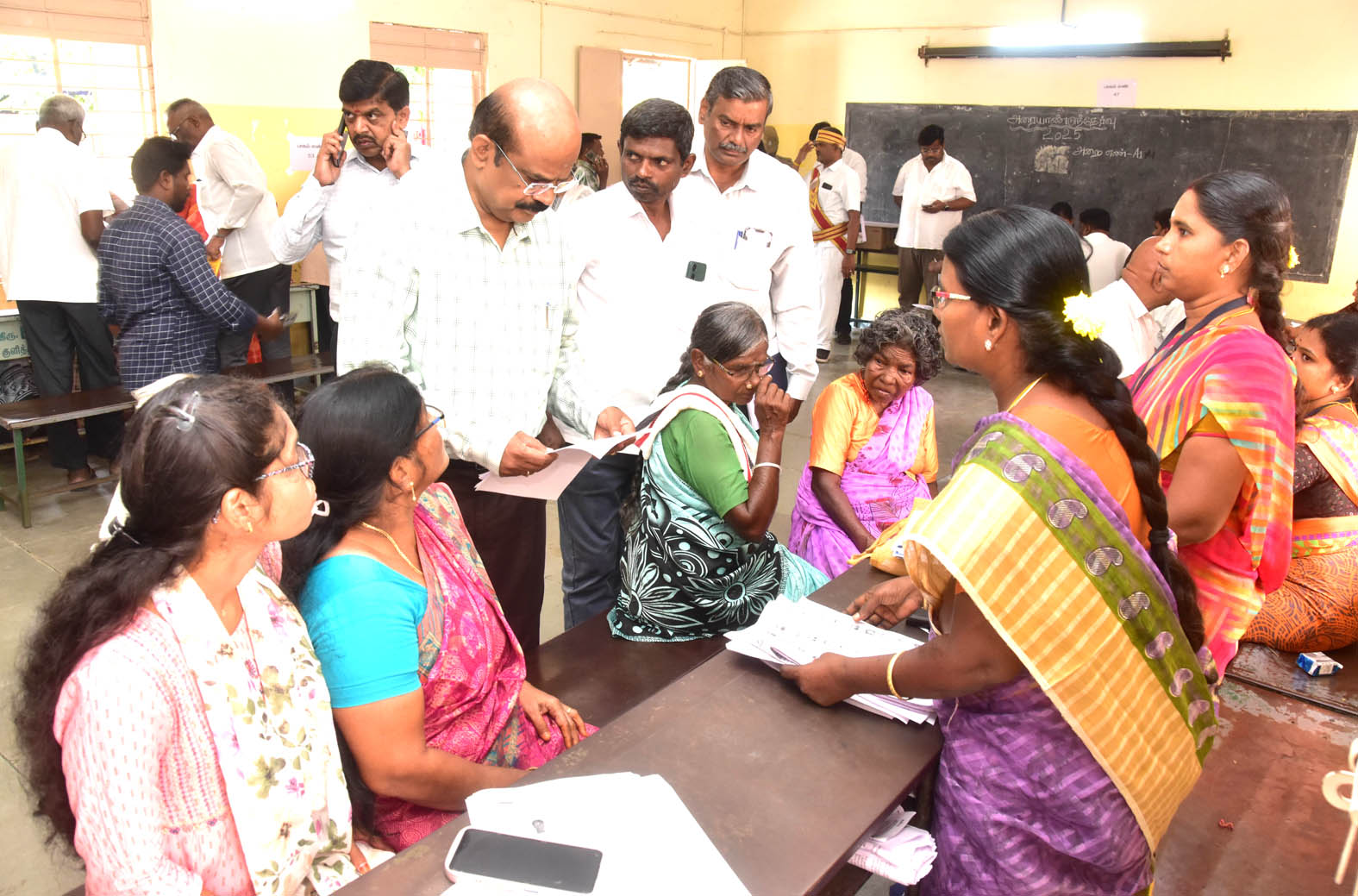 கரூர் மாவட்ட தேர்தல் அலுவலர் மற்றும் மாவட்ட ஆட்சியர்