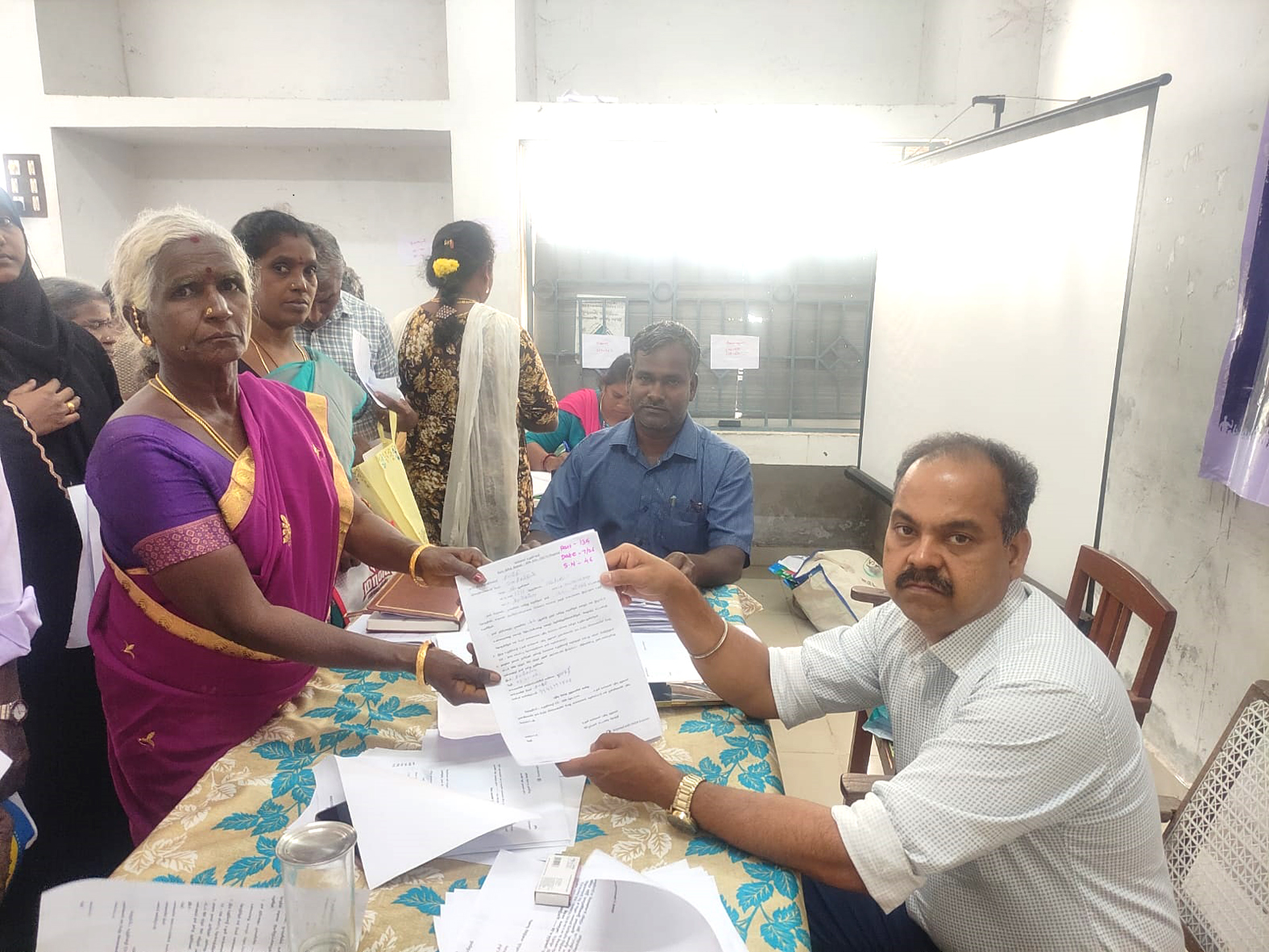 தரங்கம்பாடி வட்டாட்சியர் அலுவலகத்தில் வாக்காளர்களின் ஆவணங்களை சரி பார்க்கும் பணி