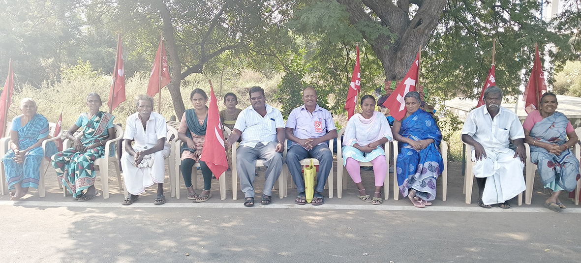 நிலம் அளவீடு செய்வதில் குளறுபடி விவசாயகள் காத்திருப்பு போராட்டம்