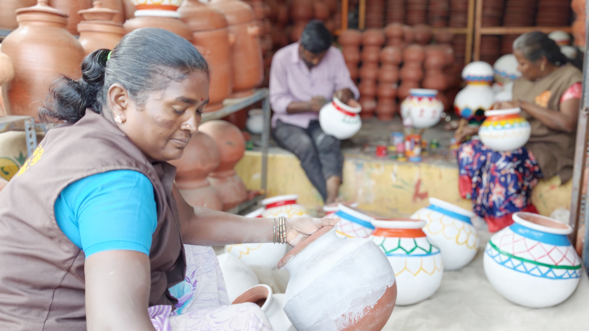பொங்கல் பண்டிகையையொட்டி பானை தயாரிக்கும் பணிகள் தீவிரம்..!மூடப்படும்