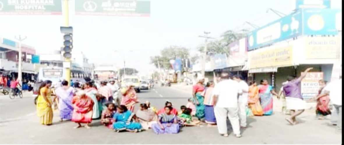 அங்கன்வாடி சமையலரை தாக்கியவர் மீது நடவடிக்கை எடுக்கக் கோரி சாலை மறியல்