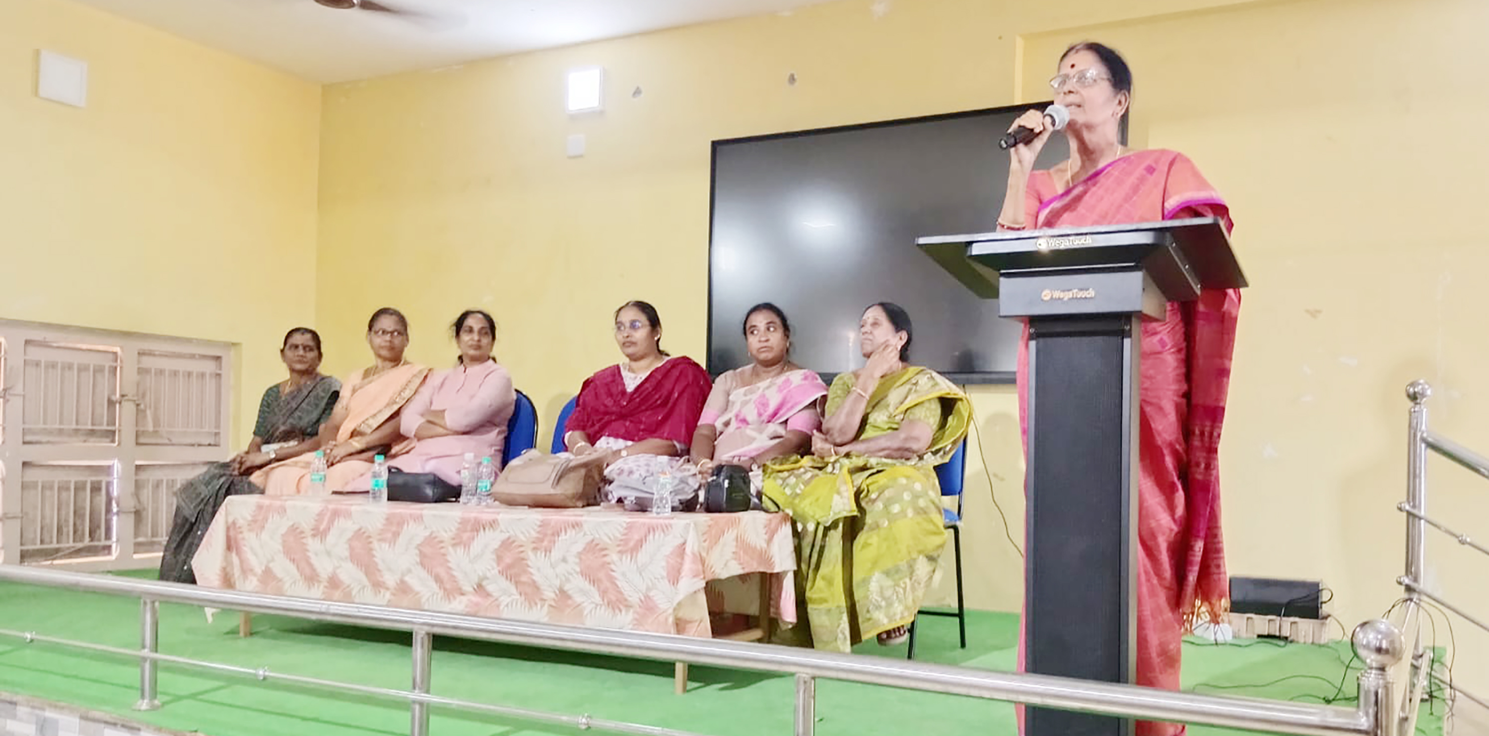 பெண் கல்வி அவசியம் குறித்து கருத்தரங்கம்
