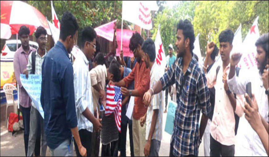 டிரம்ப்பைக் கண்டித்து மாணவர் சங்கத்தினர் போராட்டம்