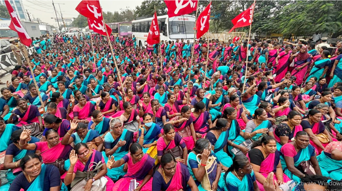 அரசு ஊழியர்களாக அறிவிக்க வலியுறுத்தி மறியல் அங்கன்வாடி ஊழியர்கள், உதவியாளர்கள் 1000 பேர் கைது