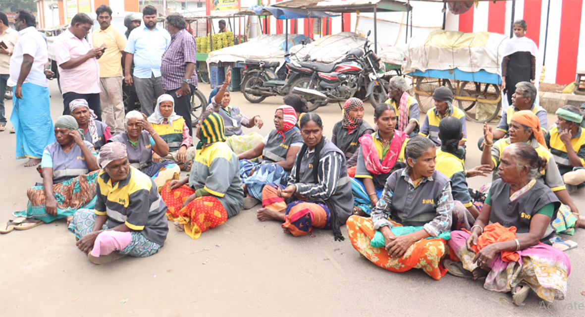 தூய்மைப் பணியாளரை தாக்கிய அதிமுக நிர்வாகி சக பணியாளர்கள் சாலை மறியல்