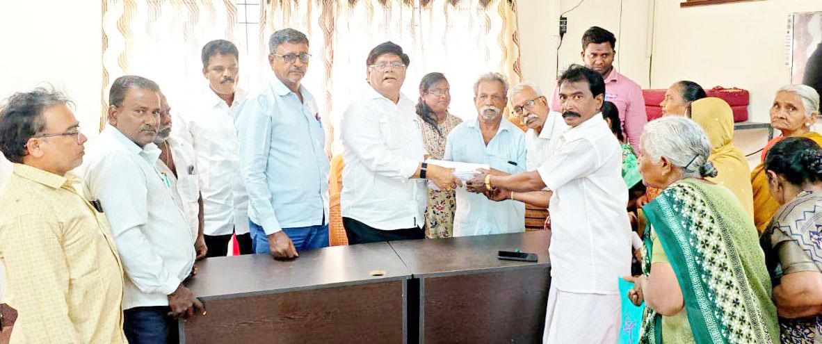 இலவச குடிமனை பட்டா கேட்டு ராயபுரம் எம்எல்ஏ-விடம் மனு
