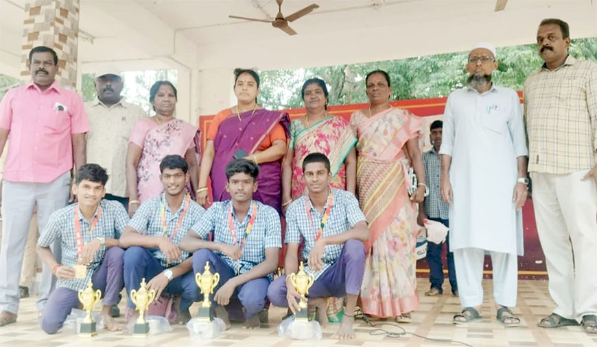 தங்கம் வென்ற அரசு பள்ளி மாணவர்களுக்கு பாராட்டு
