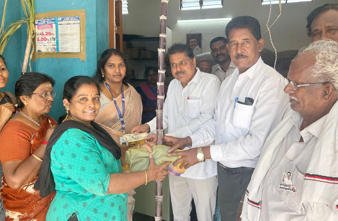 பொங்கல் பரிசுத் தொகுப்பு விநியோகம் தொடக்கம்