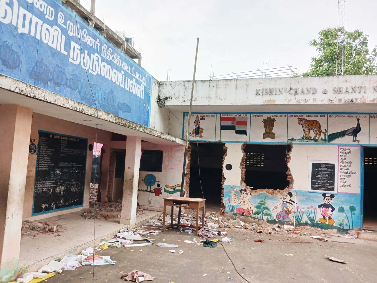 பழமையான பள்ளி இடிப்பு 16 மாதங்களாகியும் புதிய கட்டடம் இல்லாததால் மாணவர்கள் தவிப்பு