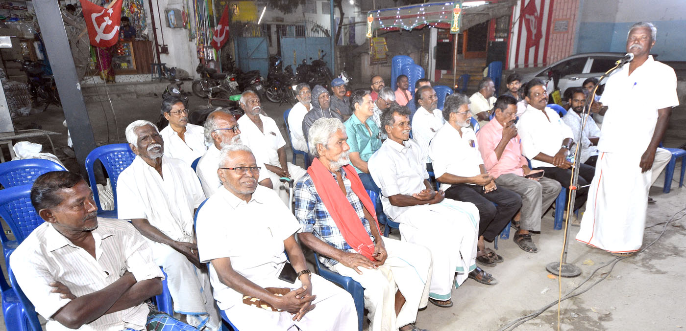 அடிப்படை வசதிகளை நிறைவேற்றக் கோரிக்கை மார்க்சிஸ்ட் கம்யூனிஸ்ட் கட்சி தர்ணாப் போராட்டம்