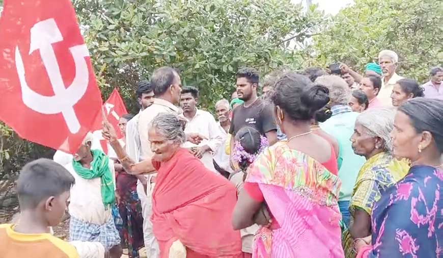 மண் பரிசோதனை செய்ய வந்த அதிகாரிகளை திருப்பி அனுப்பிய விவசாய சங்கத்தினர்