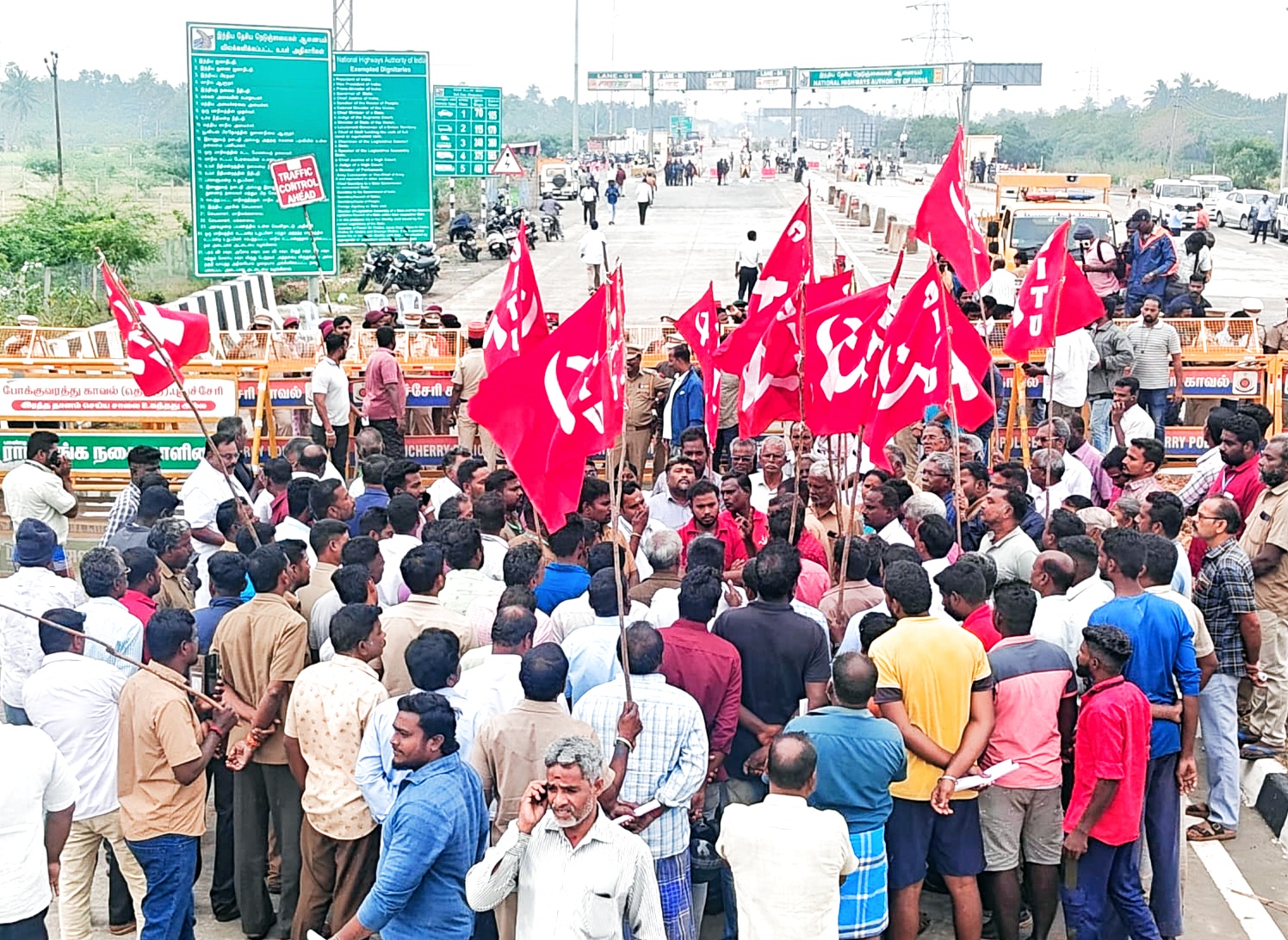 பூவத்தி கிராமக் கோவில் விவகாரம் மாவட்ட ஆட்சியர் அலுவலகத்தில் தீ.ஒ.மு பெருந்திரள் முறையீடு