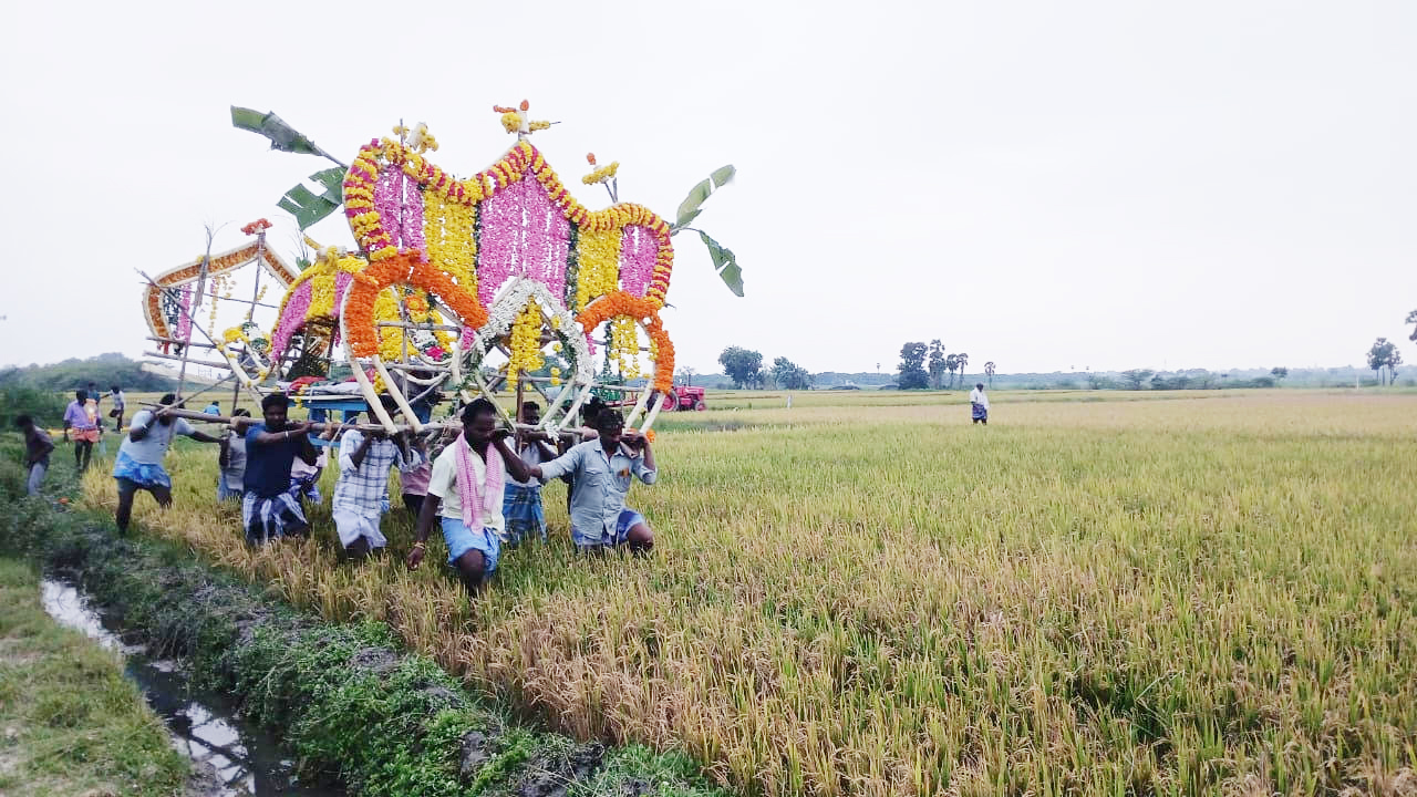 மயானத்திற்குப் பாதை இல்லாததால் வயலில் உடலைச் சுமந்து சென்ற அவலம்