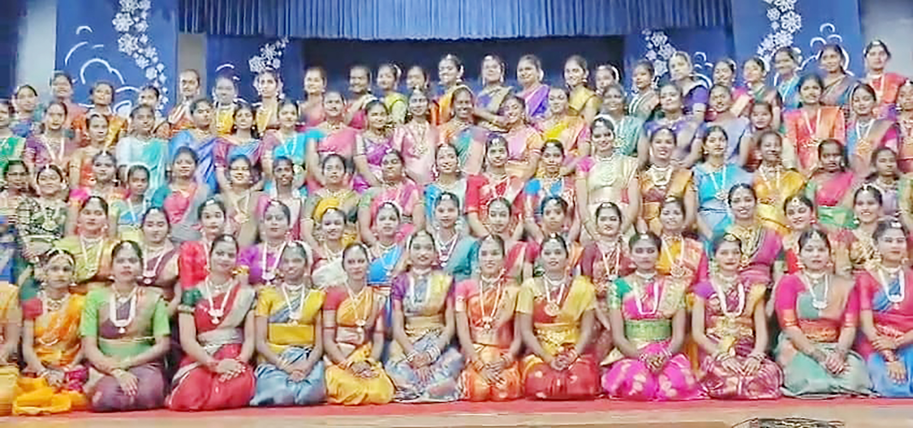 கோவையில் உள்ள நிர்மலா மகளிர் கல்லூரி மாணவிகள்