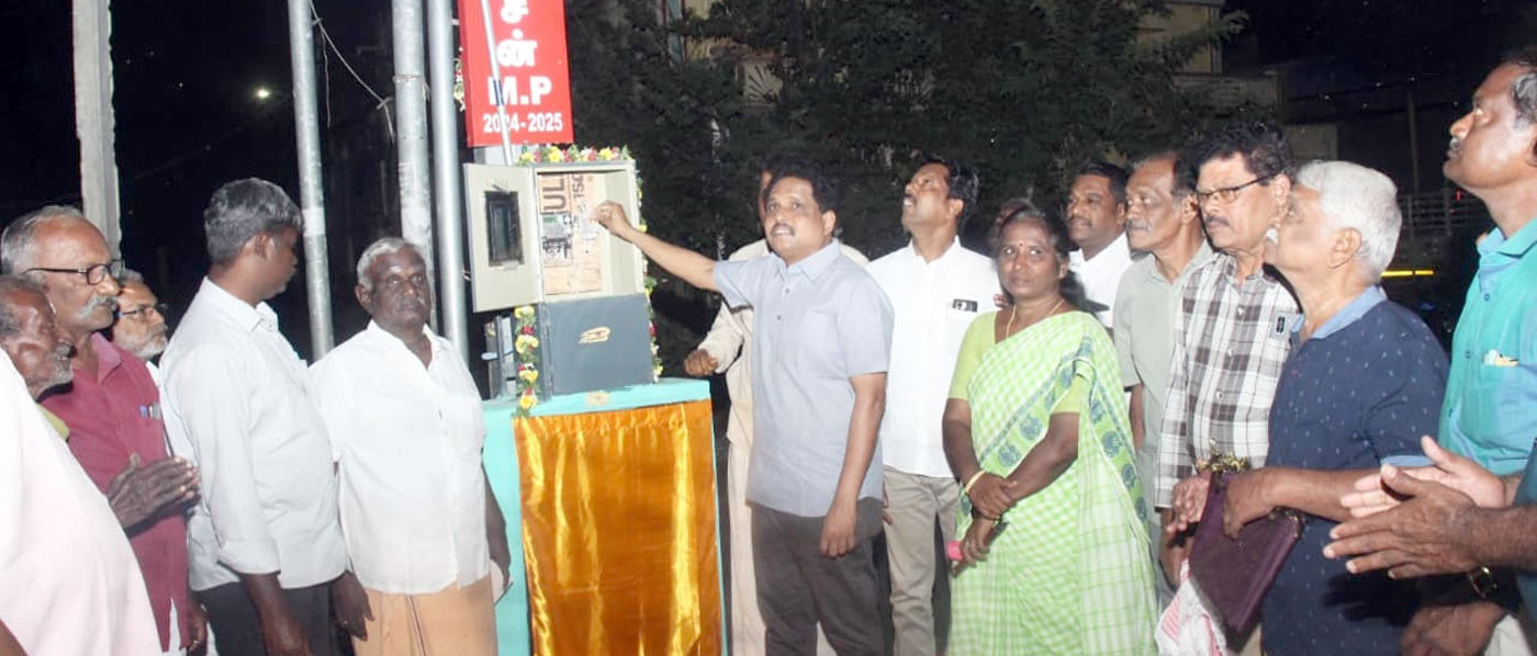 மதுரை கிழக்கு- மேற்கு தொகுதிகளில் உயர்கோபுர மின்விளக்கு, பயணியர் நிழற்குடை