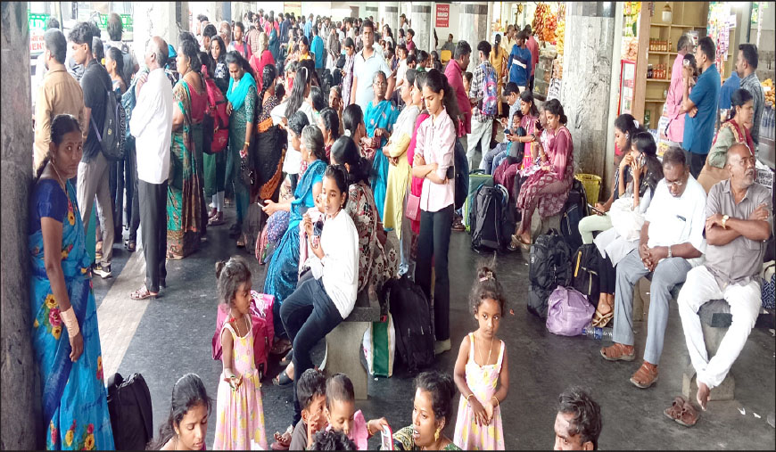 பொங்கல் விடுமுறை நிறைவு நாகர்கோவில் ரயில், பேருந்து நிலையங்களில் குவிந்த மக்கள்