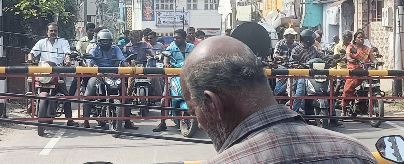 இராஜபாளையத்தில் ரயில்வே கேட் நீண்ட நேரம் அடைப்பு 25 நிமிடம் காத்திருந்து பொதுமக்கள் அவதி