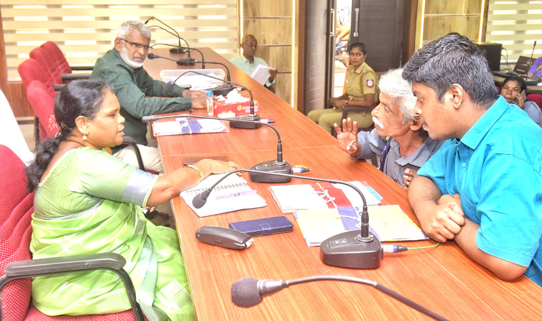 குமரி மாவட்ட மக்கள் குறைதீர் கூட்டத்தில் உதவிகள் கேட்டு 285 மனுக்கள்