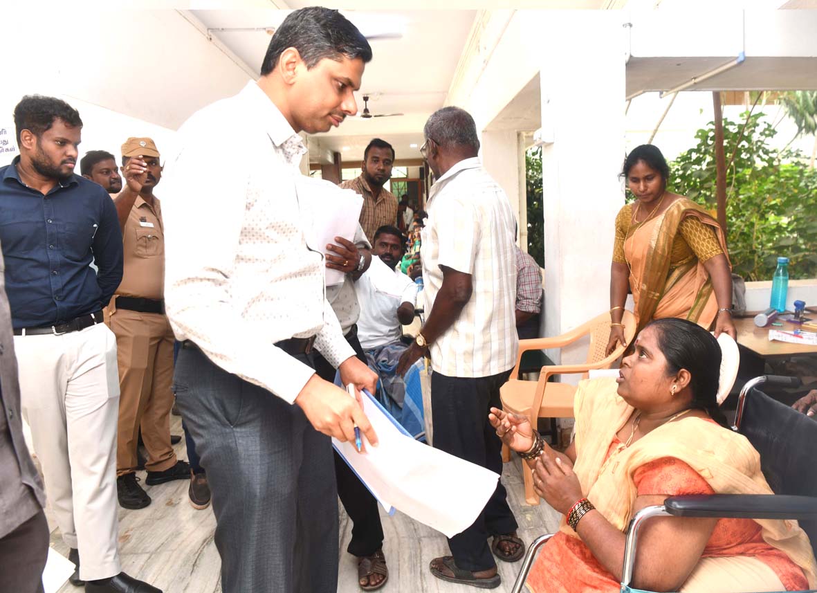 தூத்துக்குடியில் மக்கள் குறை களையும் கூட்டத்தில் 293 கோரிக்கை மனுக்கள்