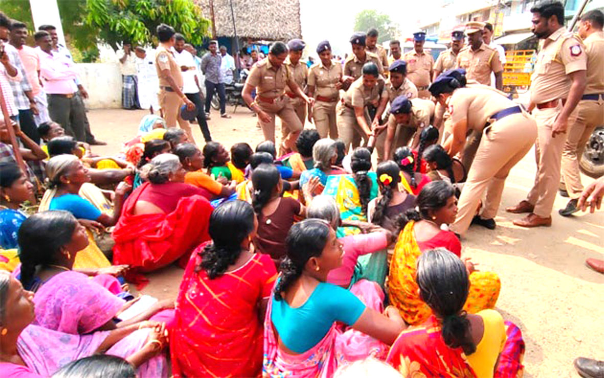 தனியார் காற்றாலை டவரை அகற்றக்கோரிக்கை ரேஷன் கார்டை வீசி எறிந்து பொதுமக்கள் போராட்டம்