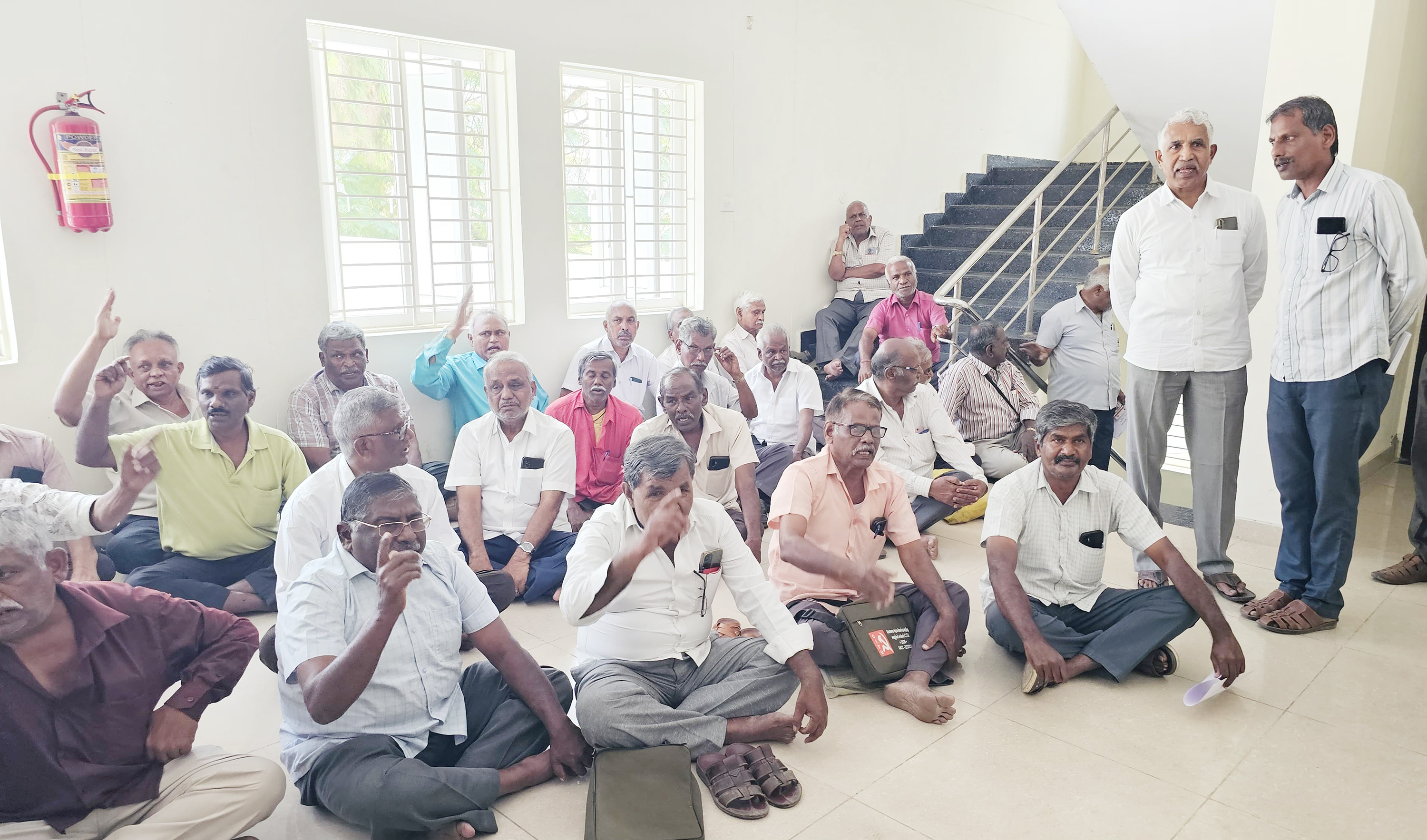 சங்கப் பதிவில் இழுத்தடிப்பு: பத்திரப்பதிவு அலுவலகத்தை முற்றுகையிட்ட ஓய்வுபெற்ற போக்குவரத்து ஊழியர்கள்!
