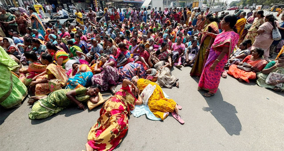 காலமுறை ஊதியம் வழங்கக்கோரி சத்துணவு ஊழியர்கள் சாலை மறியல்