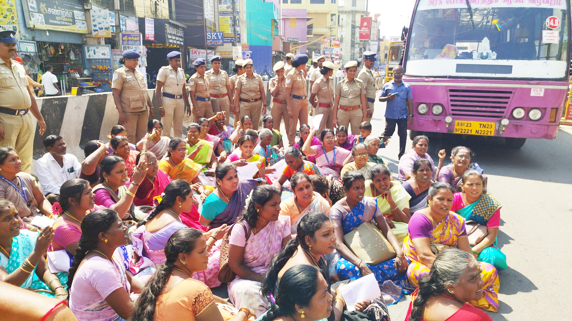 சத்துணவு ஊழியர்கள் ஆவேச சாலை மறியல்