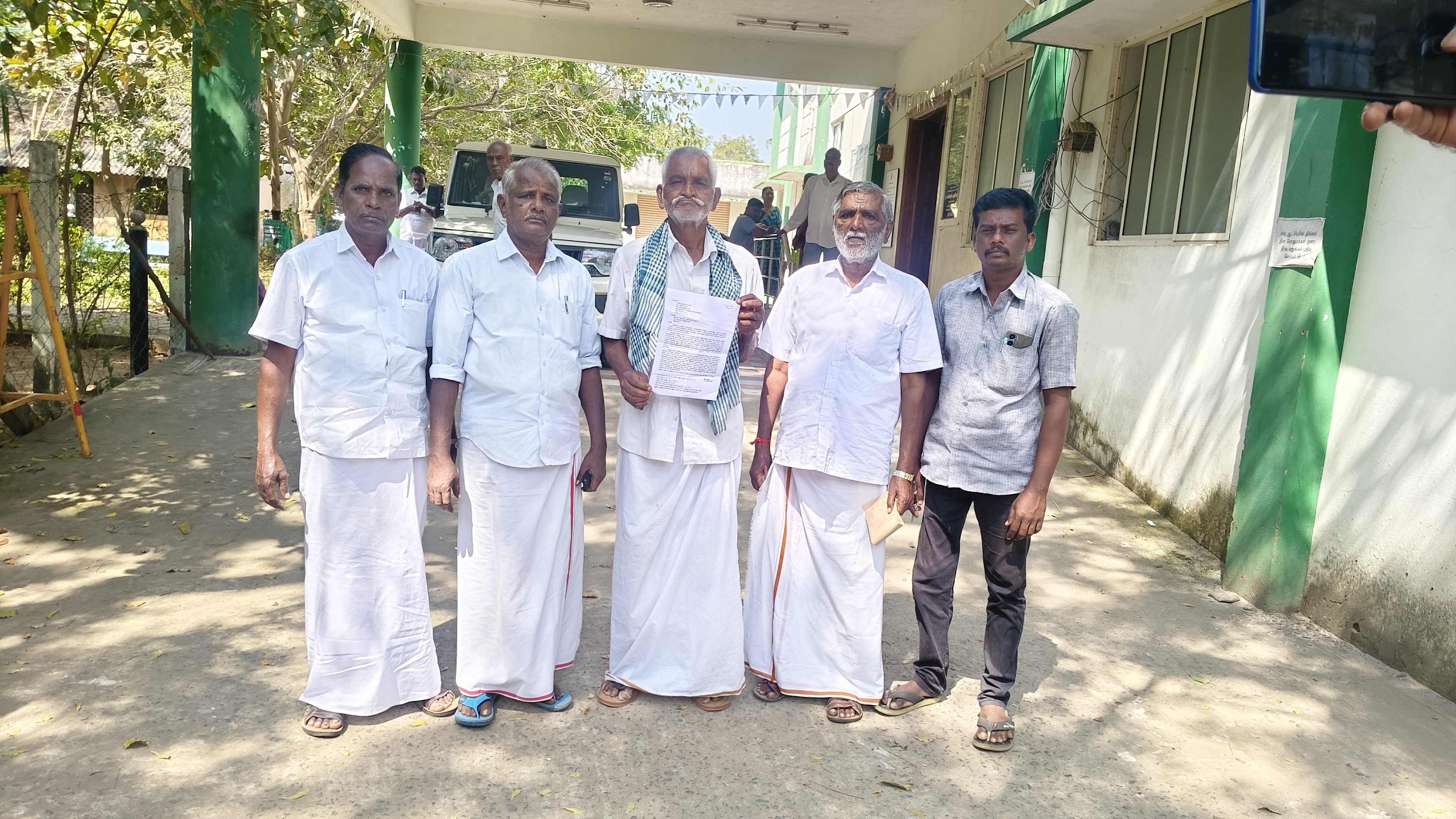 சொத்தை ஏமாற்றி எழுதி வாங்கியதாக மகன் மீது தந்தை புகார்