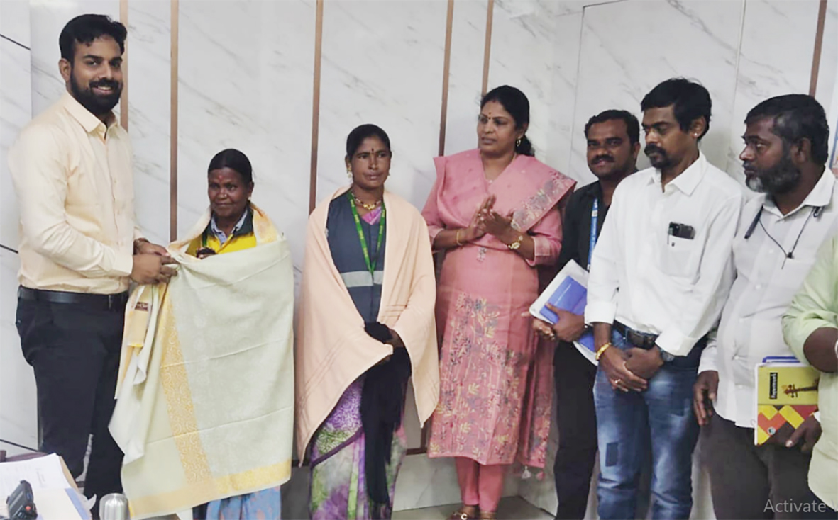 தங்கச்சங்கிலியை கண்டறிந்து பெண்ணிடம் ஒப்படைத்த தூய்மை பணியாளர்களுக்குப் பாராட்டு