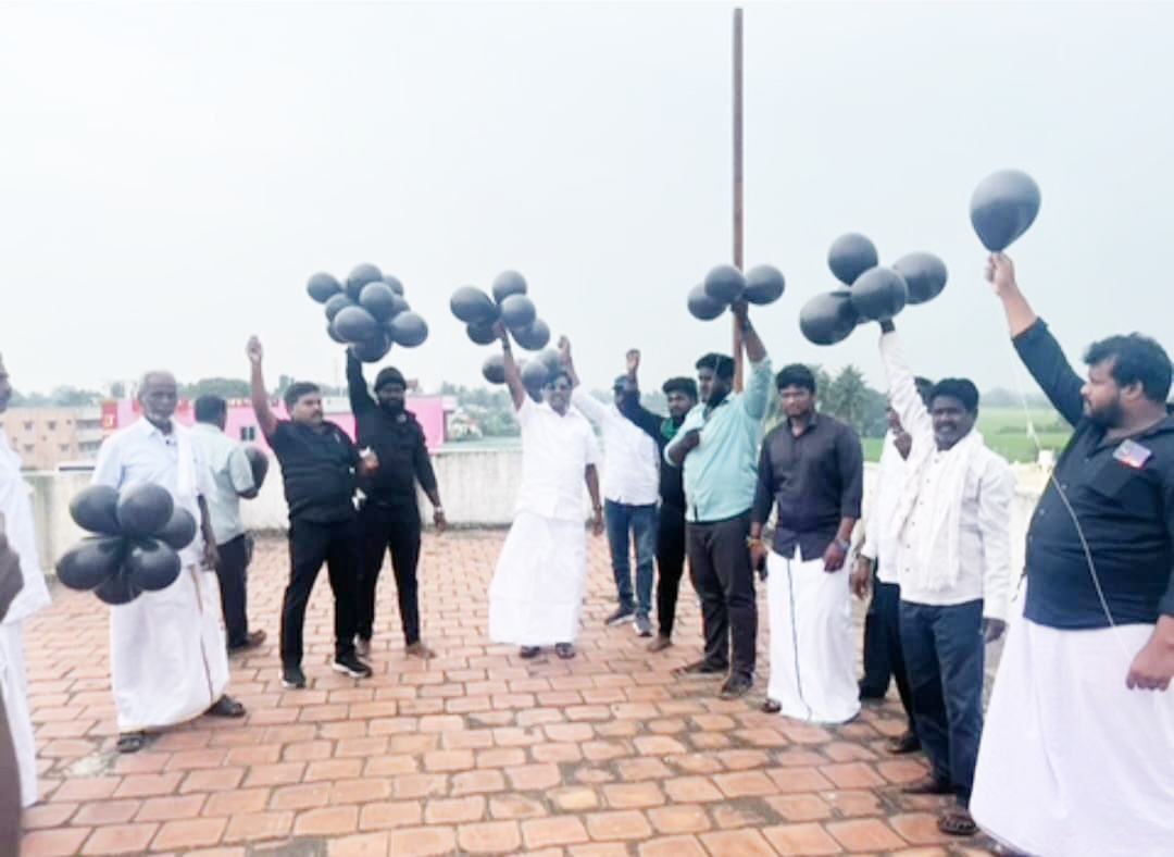 மோடி வருகைக்கு எதிர்ப்பு தெரிவித்து கறுப்பு பலூன்விட்ட காங்கிரசார் கைது!
