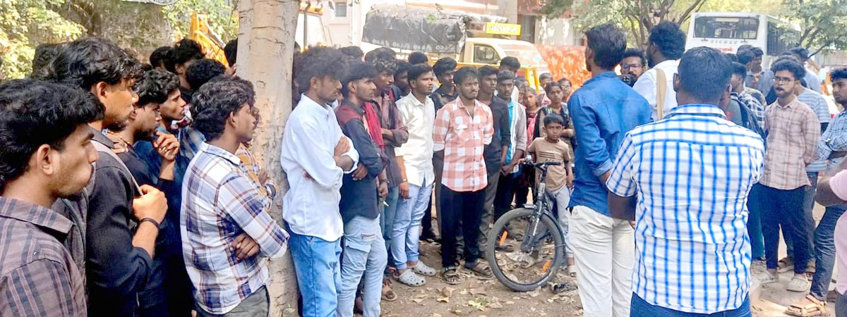 மாணவர் சங்கத் தலைவரை தாக்கி கைது செய்த காவல்துறை டி.எஸ்.பி அலுவலகத்தை முற்றுகையிட்ட மாணவர்கள்