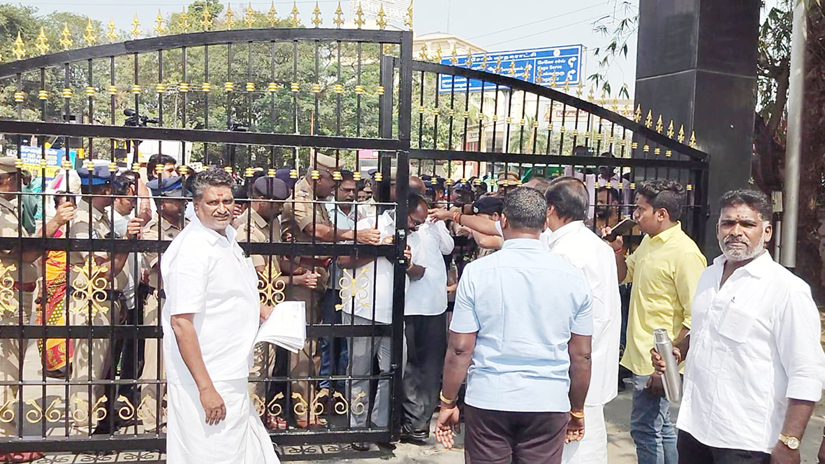 சாலை வசதி கோரி போராட்டம்!