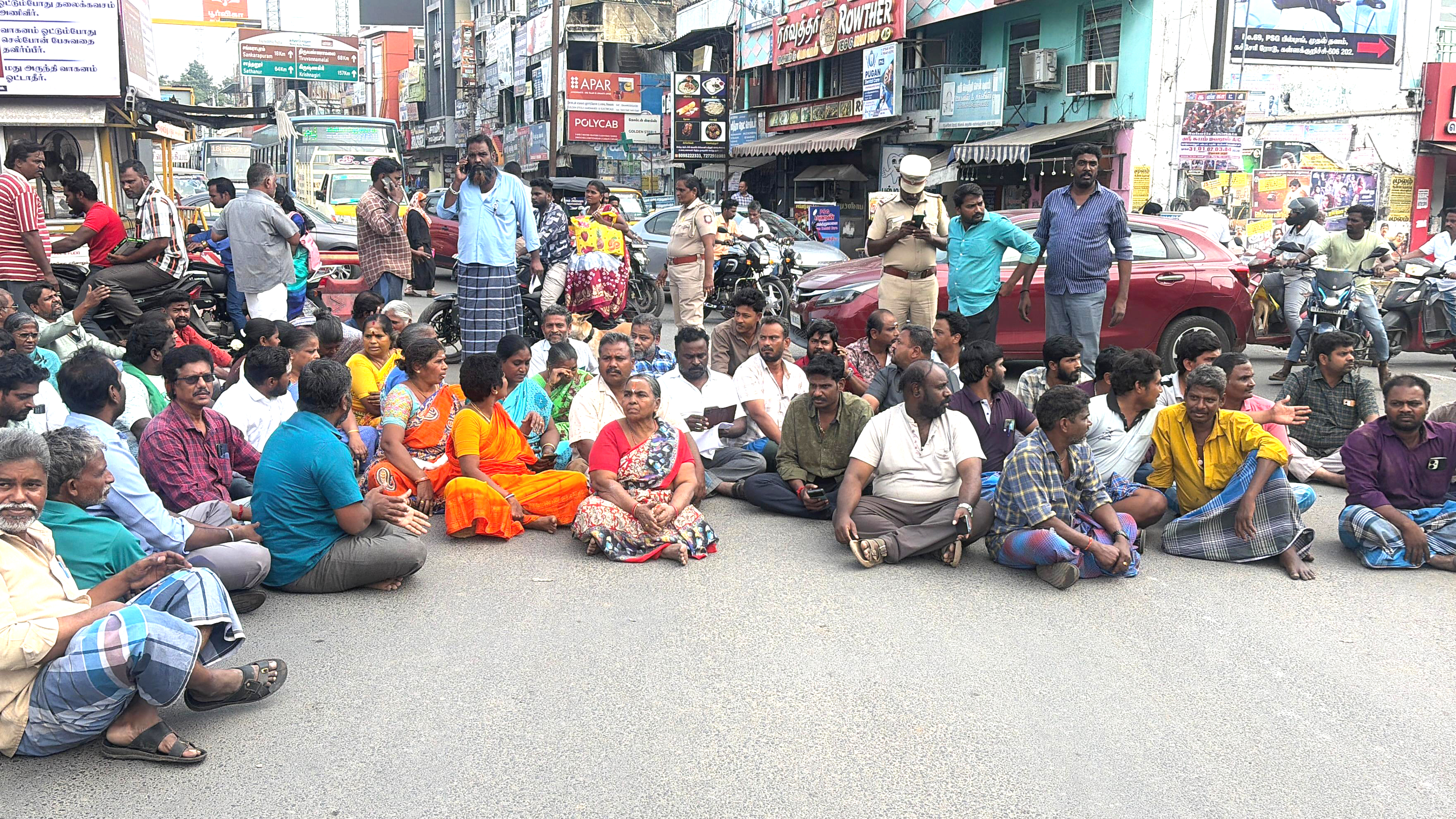 மாற்று இடம் வழங்காமல் மார்க்கெட்டை இடித்த நகராட்சி சிறுவியாபாரிகள் சாலை மறியல்