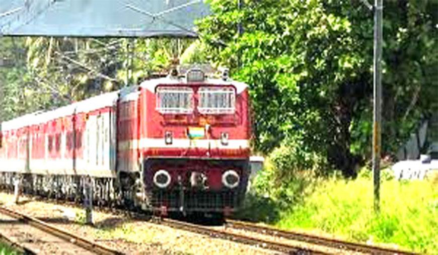 பிற மாவட்டங்கள், மாநிலங்களுக்கு இயக்கப்படுகின்ற நாகர்கோவில் - திருவனந்தபுரம் வழியாகச் செல்லும் ரயில்கள் குழித்துறையில் பயணிகளை ஏற்றிச்செல்ல வேண்டும்
